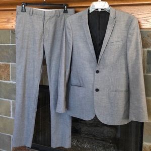 BEAUTIFUL GRAY SUIT BY H&M, Jacket 34R, Pants 30R